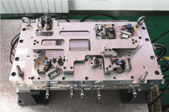 Automatic hydraulic clamping of engine cylinder heads