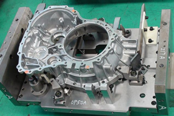 Automatic hydraulic clamping of housings